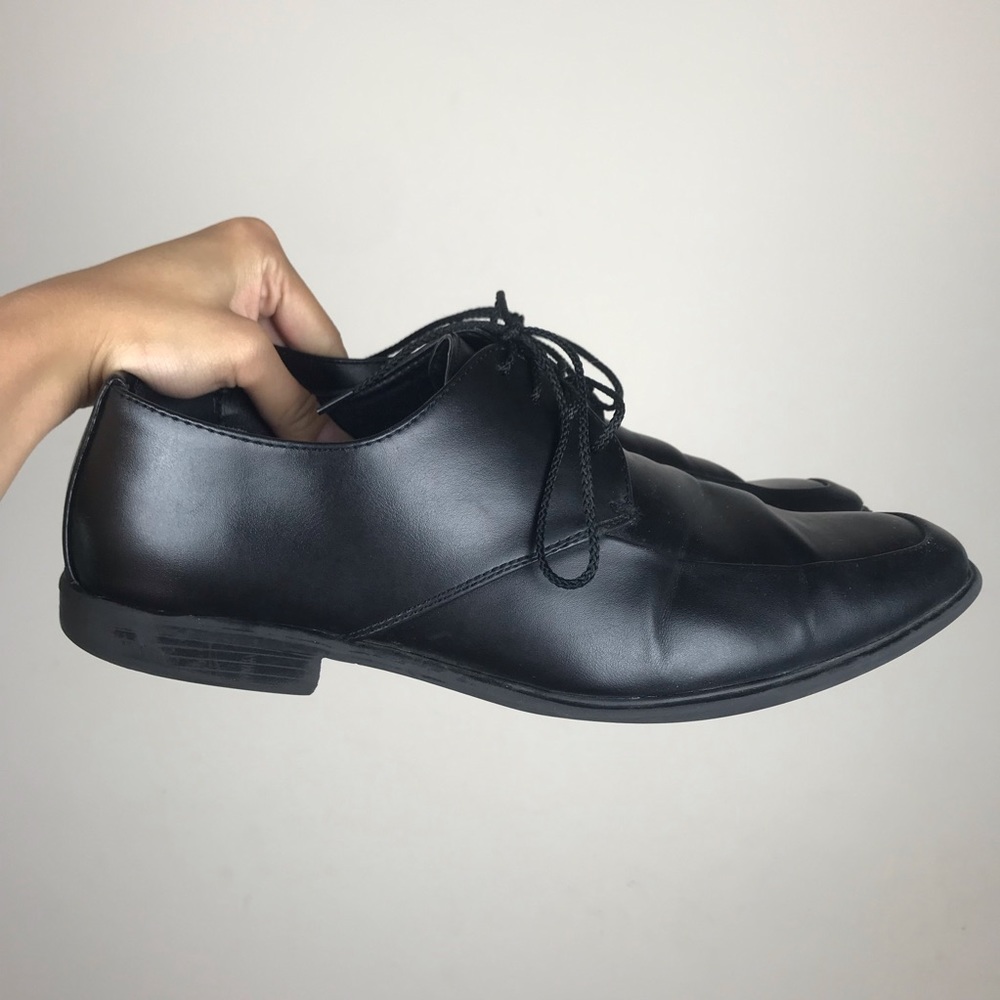 Black Van Heusen men’s dress shoes - Picture 3 of 8